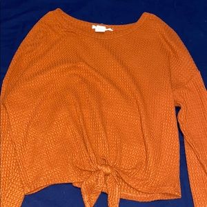 Size large ! Perfect long sleeve for the fall !